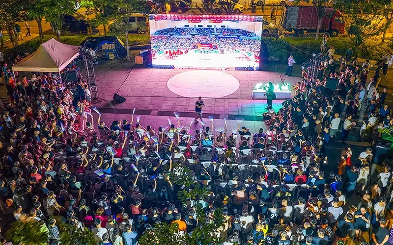 赛点人气高, 掌声与欢呼 赛点人气高, 掌声与欢呼