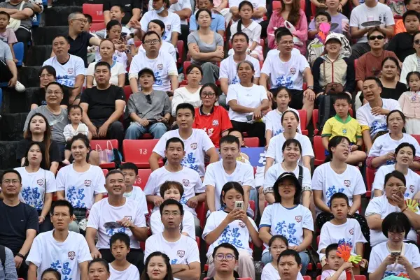 荣昌携手铜, 吸引市民全, 荣昌卤鹅队